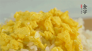 將雞蛋碎、西蘭花碎和放涼的米飯混合，用少許鹽、橄欖油調(diào)味。