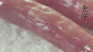 關(guān)上蓋子，煮到米飯露出時。