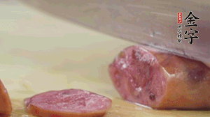 拿出香腸和臘肉，切成片后重新鋪入。