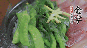燜好的米飯開(kāi)蓋，放入菜心、荷蘭豆，澆上調(diào)味汁拌勻。