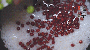 將炒好的食材和大米、紅豆一起放進電飯鍋煮。