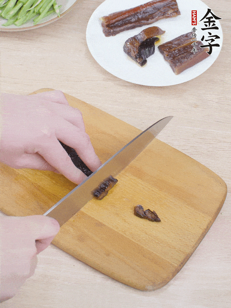 提前煮好的金字醬油肉切片。