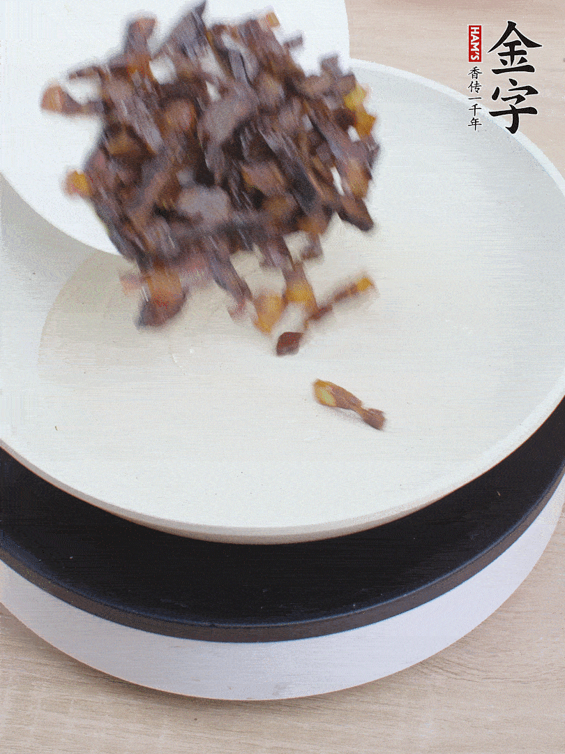油熱倒醬油肉，編出香味。