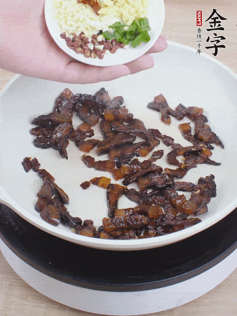 下蔥姜蒜、干辣椒、花椒粒炒香。