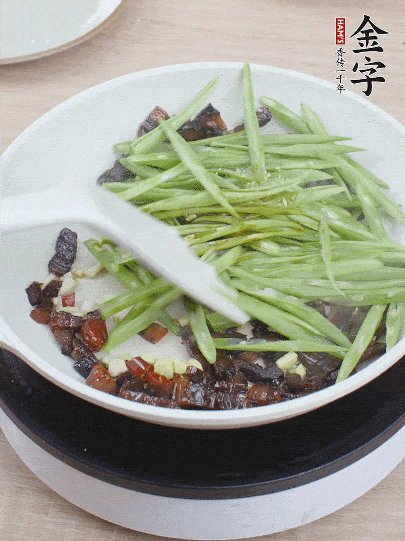下豆角，生抽、雞精調(diào)味，炒到斷生。