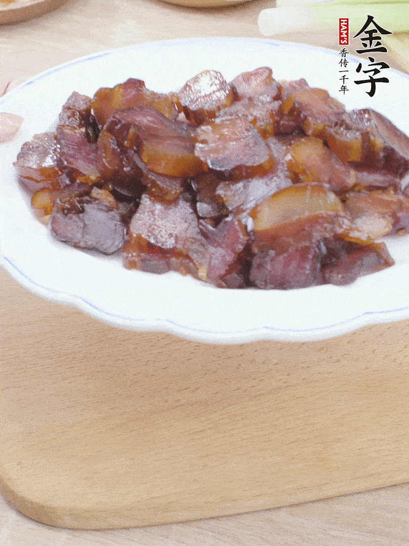 金字醬油肉水煮15分鐘，切薄片。