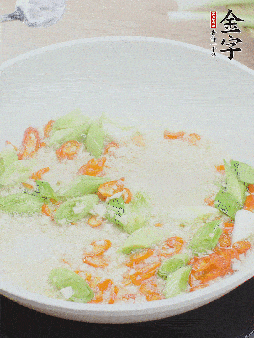 油5成熱時，下蒜末、辣椒、蒜白煸炒。