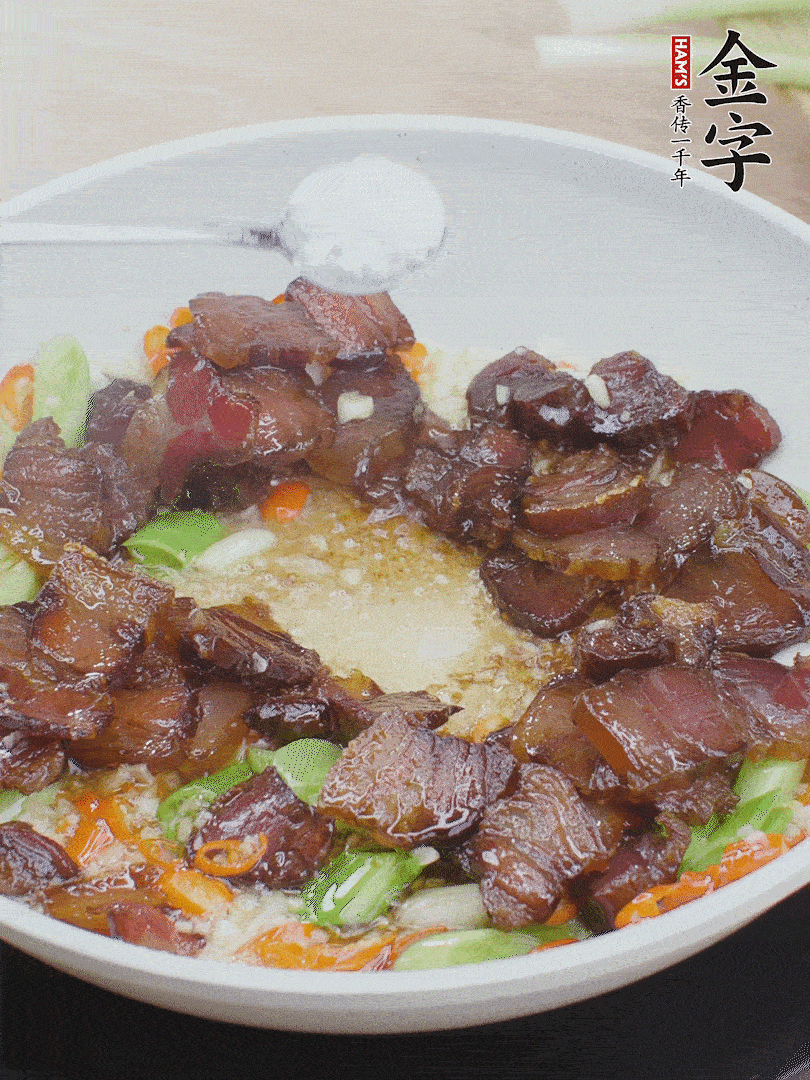 下醬油肉，一點生抽、白糖調(diào)味。
