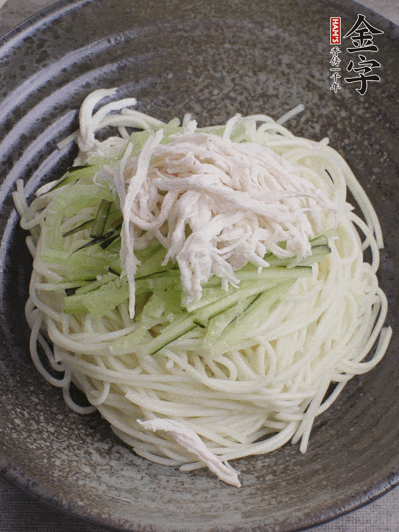 堿水面（熟）倒入大碗中，鋪上黃瓜絲、雞絲。