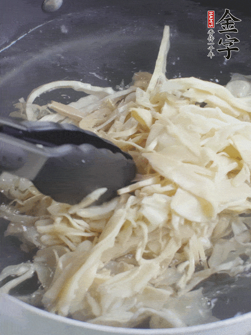 糯米筍焯水1分鐘，過涼水，擠干水份。