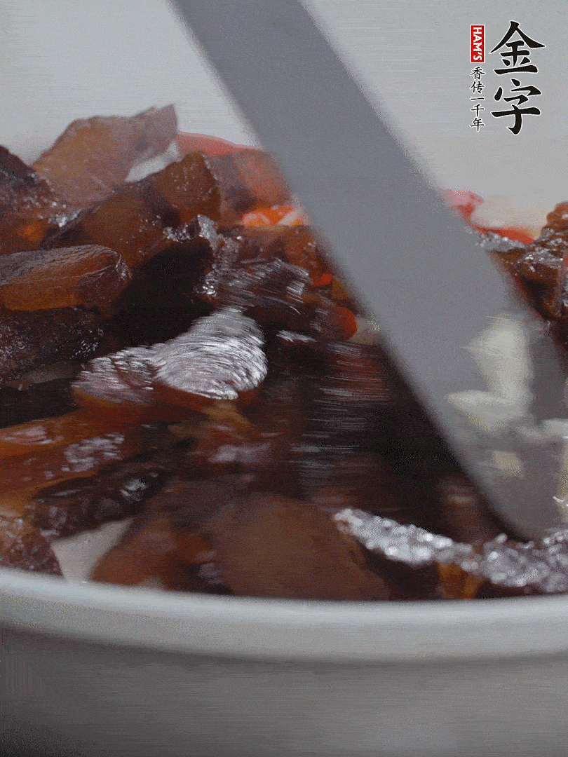 下醬油肉，煸出油脂。