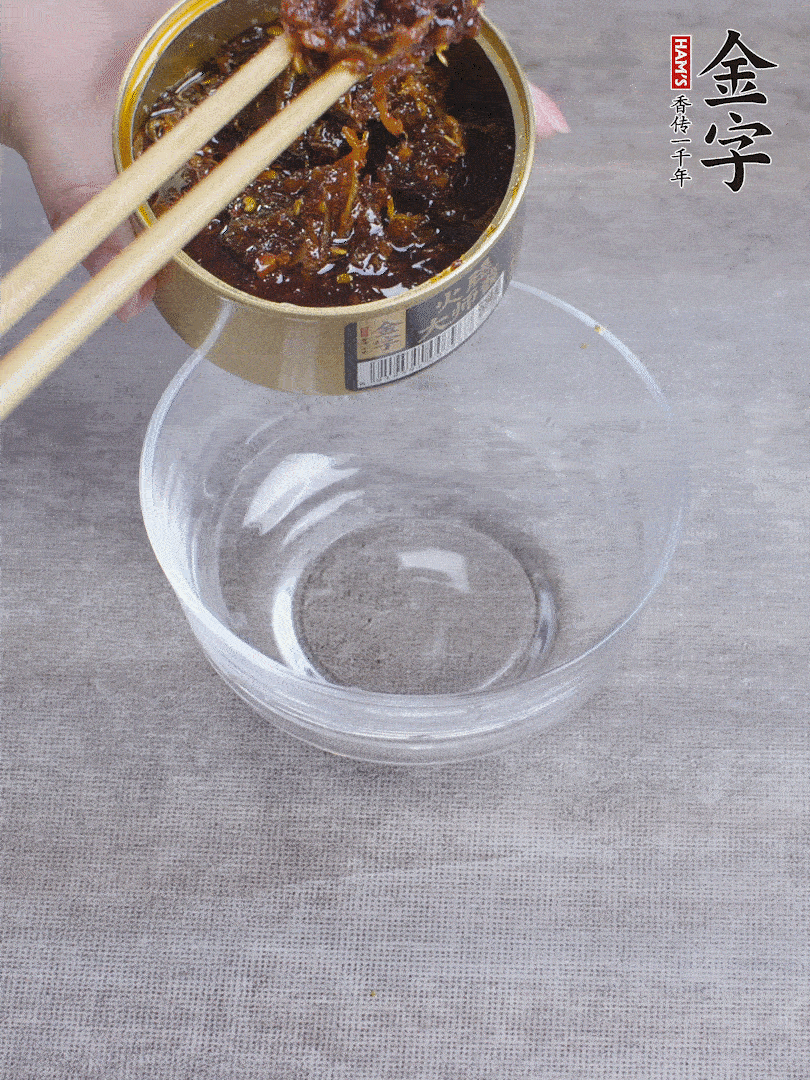 金字火腿大師醬2勺、醬油1勺、白砂糖1/2勺調(diào)勻。