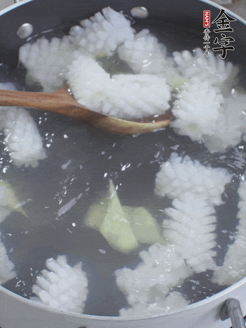 魷魚解凍后，加姜片、料酒汆燙30秒。
