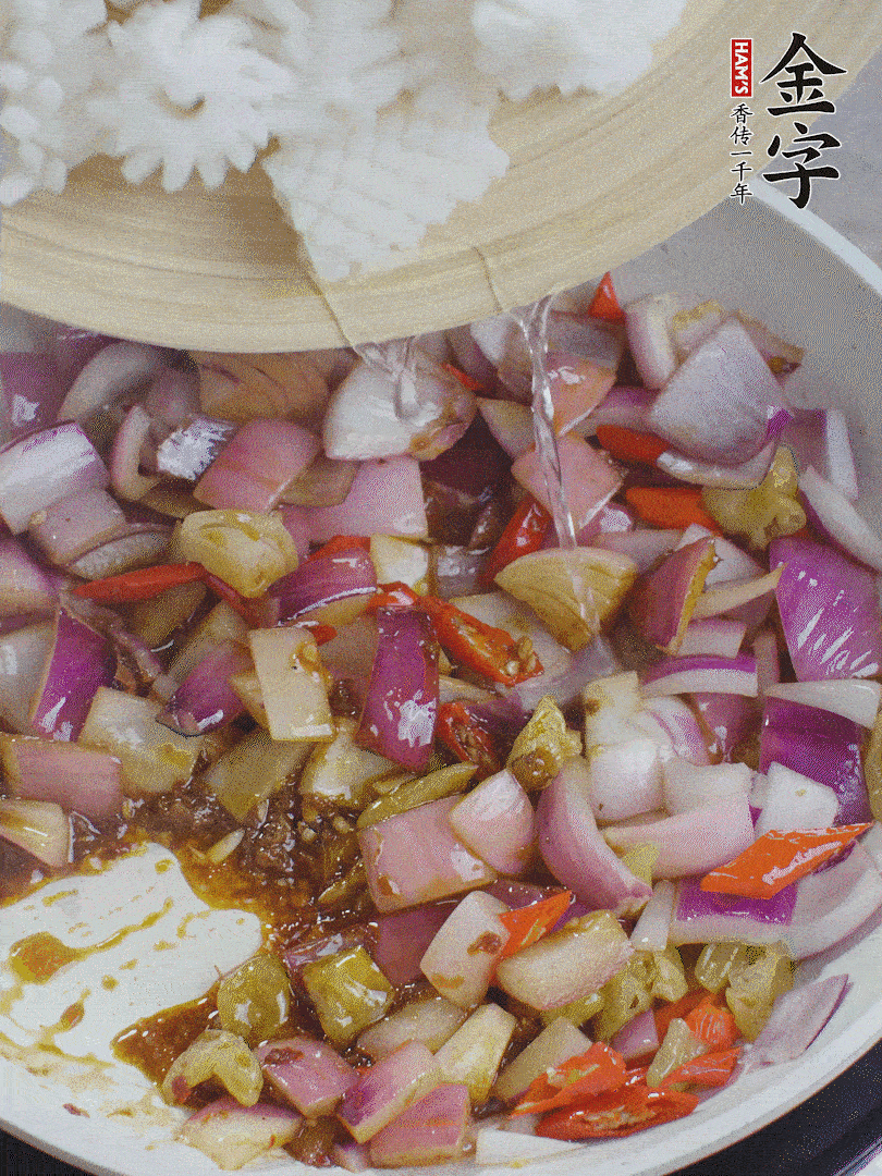 下魷魚花，2勺料酒炒勻。