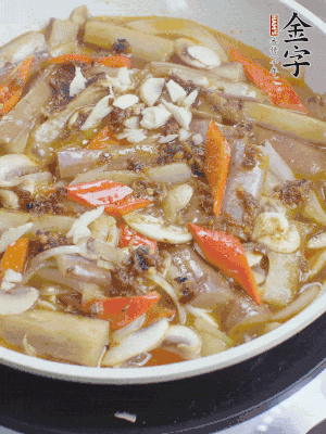 撒蒜末、香菜末。