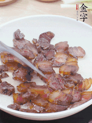 熱鍋少油，醬油肉煸出油脂，盛出。