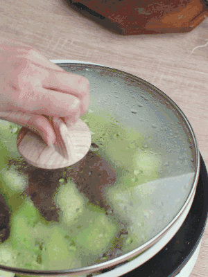 西葫蘆略出水時(shí)，加一小撮鹽調(diào)味。
