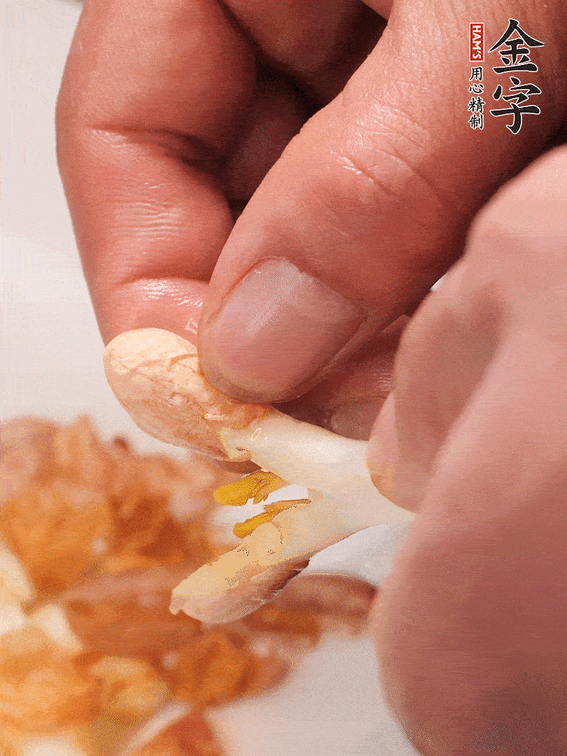 花生芽切段。開水焯水1分鐘，去掉頂部的花生皮