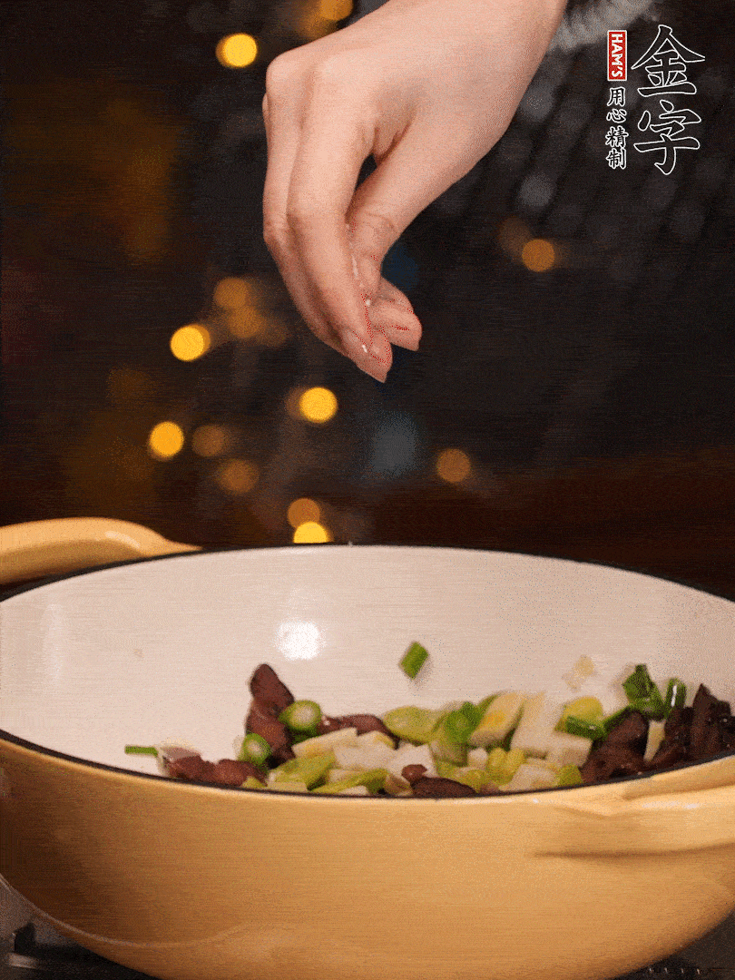 可以加點(diǎn)點(diǎn)水，再加菜苔，加點(diǎn)鹽、味精調(diào)味