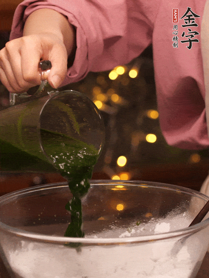 清明粿粉，分次加艾草泥，加點(diǎn)油揉2分鐘