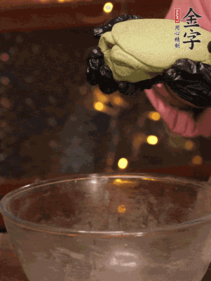 水里放點(diǎn)鹽，燒開后放艾草，一勺小蘇打，撈出浸入涼水，打成艾草泥