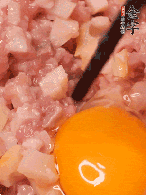 豬肉末、咸肉丁，分次加蔥姜水，一勺糖、一丟白胡椒，春筍丁，打入一個(gè)雞蛋