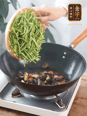 熱油煸香蒜末、姜粒、小米辣，再下臘肉煸炒出香味