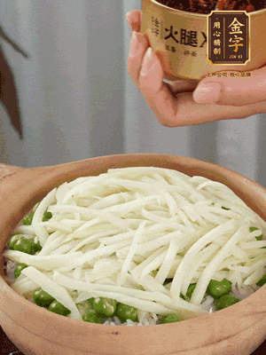 到水微干，放上豌豆、茭白絲。
