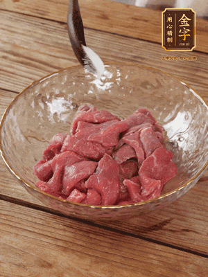牛肉切丁，加黑胡椒海鹽、橄欖油腌10分鐘