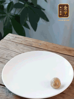 做水油皮、油酥 將油皮材料放入料盆中，加100ml水?dāng)嚢璩裳┗ㄆ瑺?。在案板上反?fù)揉搓成有一定筋度的光潔面團，搓成14個團子。
