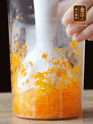 加玉米油、水怡、水揉搓成細(xì)膩的面團(tuán)。松弛半小時(shí)后，分成37g一個(gè)