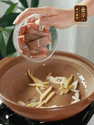姜絲煸香后放火腿翻炒，加開水燉煮10分鐘