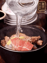 所有食材放入電飯鍋，加2勺料酒，足量的開(kāi)水，按煲湯鍵煮湯