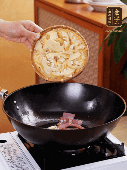 油熱，下蒜末、火腿煸炒出香味，再下筍片微微翻炒